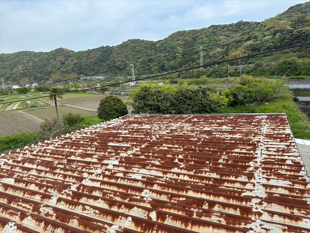 周南市で住宅に隣接した倉庫の折板屋根を調査、錆びの発生と穴あき